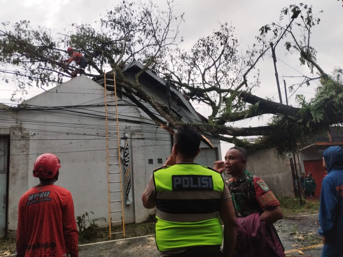 Polri Siaga Bencana, Polsek Cijeungjing Polres Ciamis Evakuasi Pohon Tumbang ke Tempat Penggilingan Padi