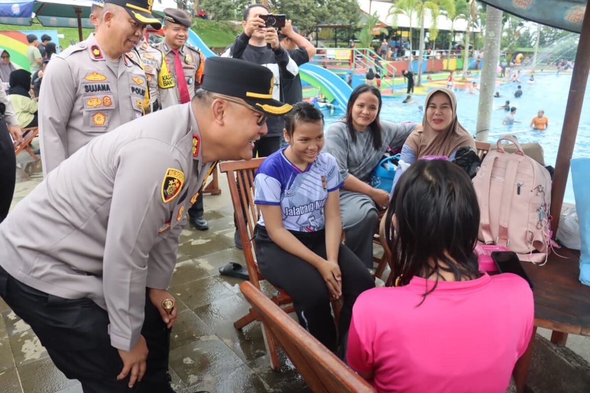 Kapolres Ciamis Turun Langsung ke Waterboom Sumberjaya, Pastikan Keamanan Wisatawan Selama Libur Natal dan Tahun Baru