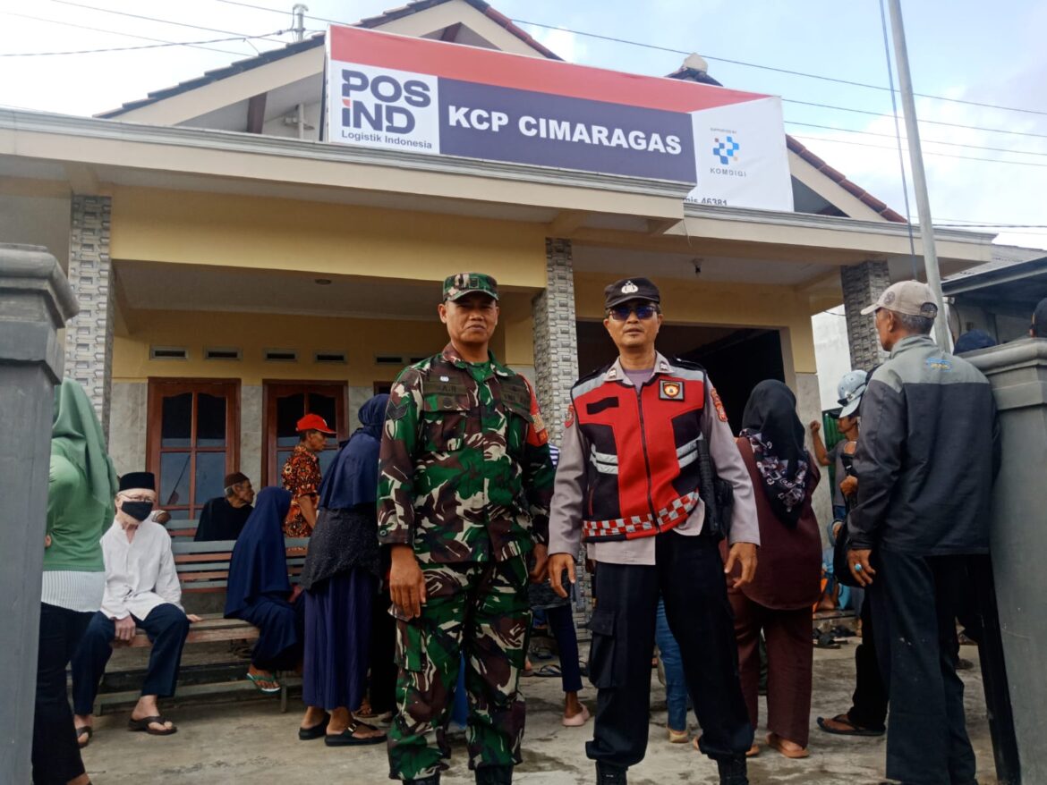 Polsek Cimaragas Polres Ciamis Amankan Penyaluran BLT Kesra di Kantor Pos