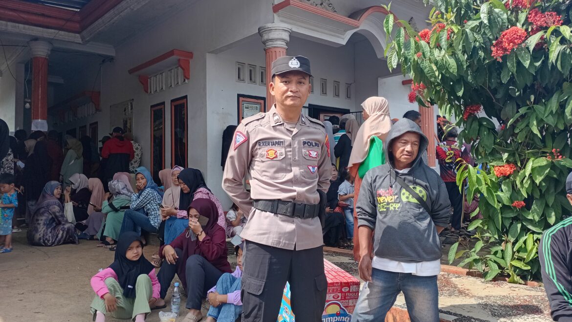 Pastikan Berjalan Aman, Polsek Rajadesa Awasi Pembagian BLTS Kesra Kecamatan Rajadesa
