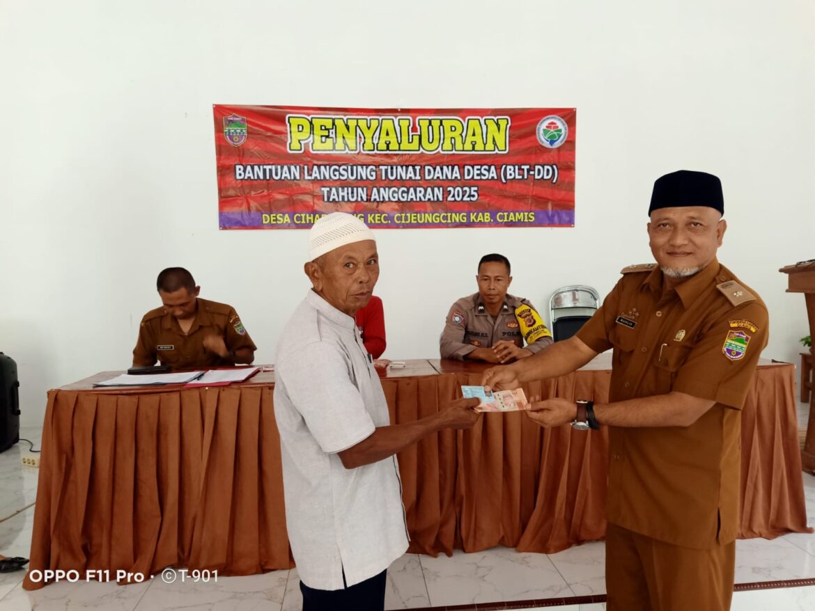 Soliditas TNI-Polri, Polsek dan Koramil Cijeungjing Awasi Pembagian BLT DD di Desa Ciharalang