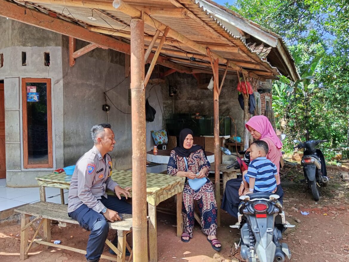 Bhabinkamtibmas Polsek Sukadana Intensifkan Sambang Warga, Polri Perkuat Sinergi Jaga Kamtibmas Akhir Tahun