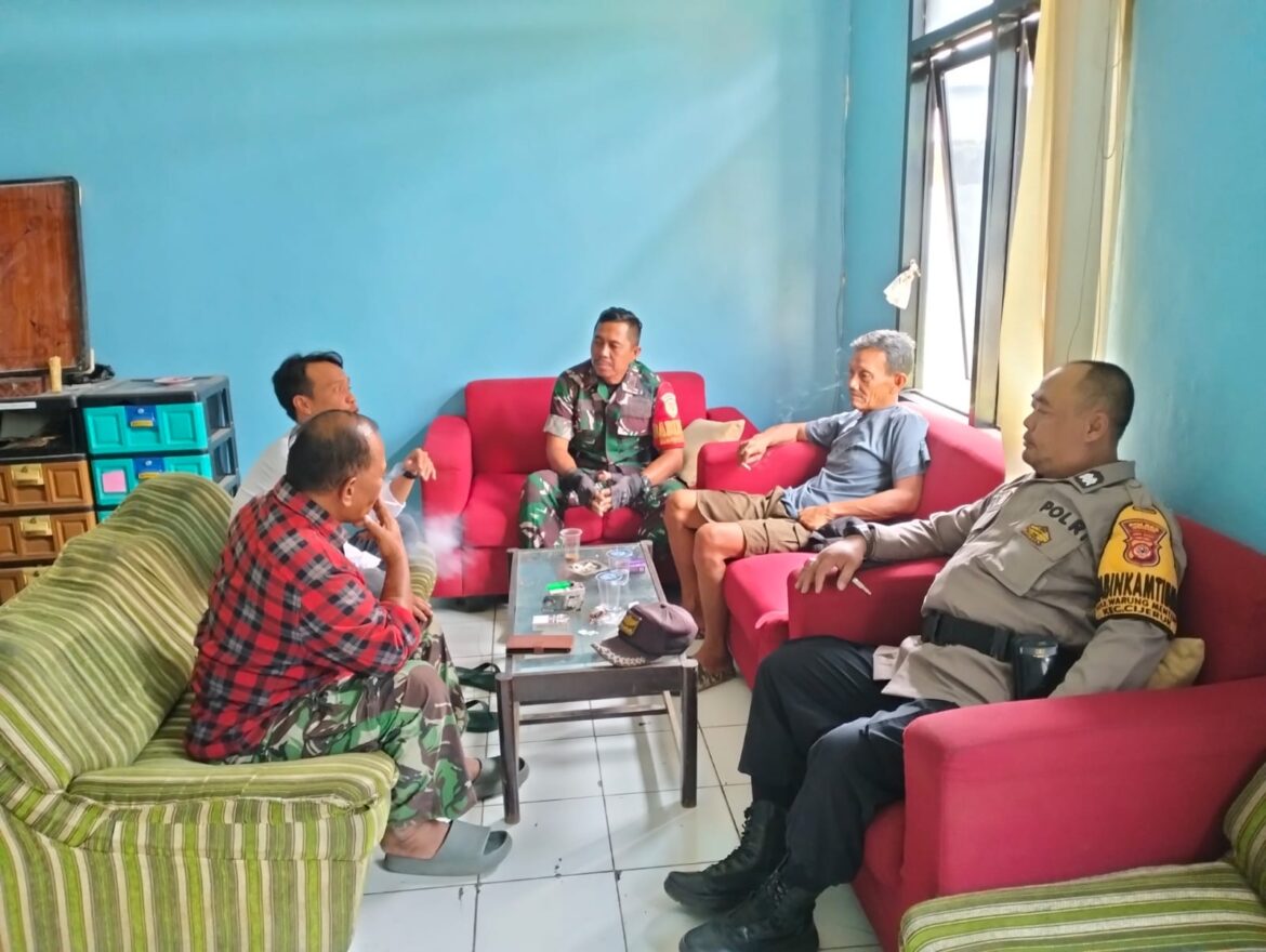 Sinergitas TNI – Polri, Bhabinkamtibmas dan Babinsa Sambangi Warga Desa Warung Menteng