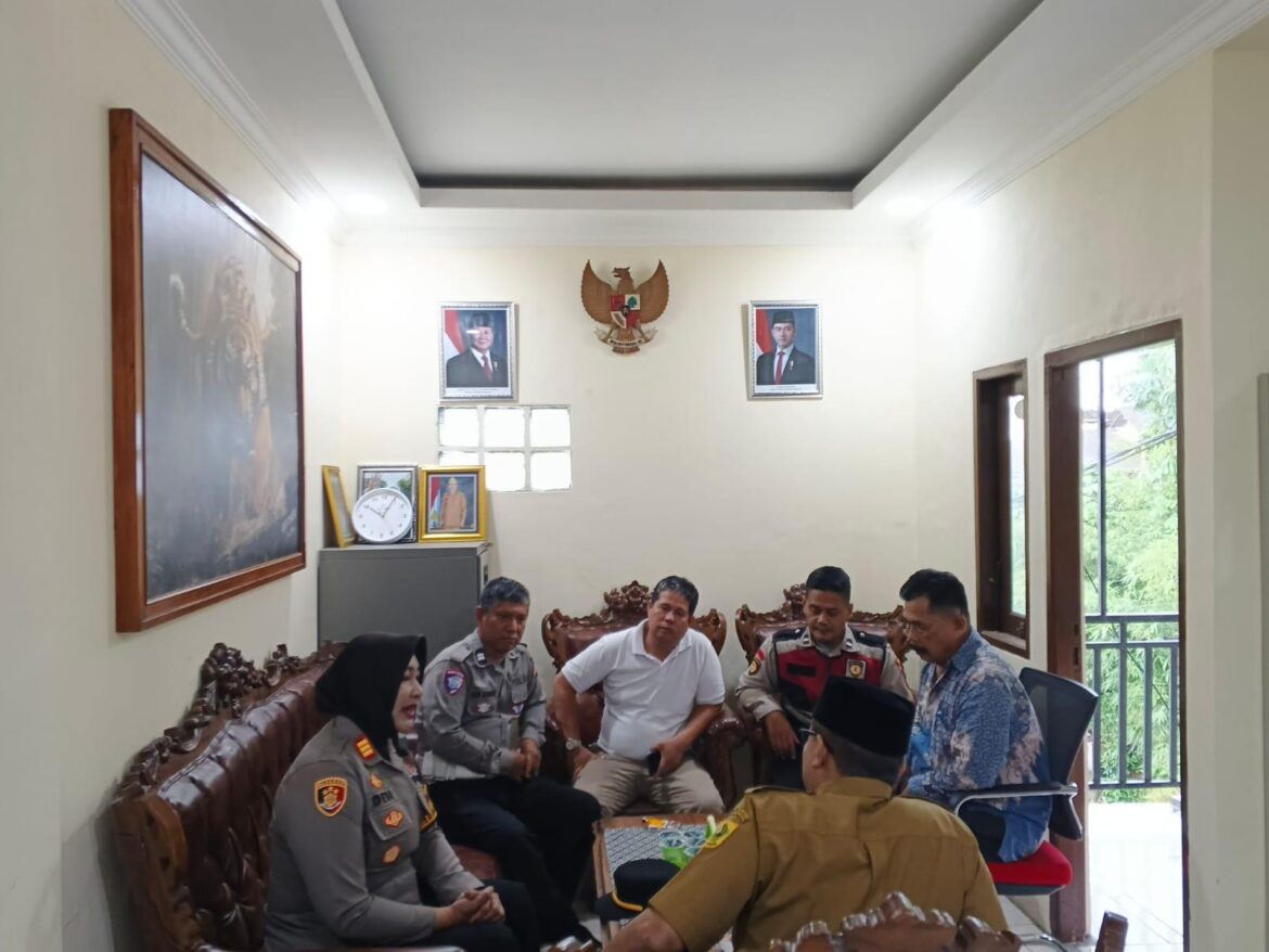 Kapolsek Megamendung Sambang dengan Kepala Desa Gadog di  Desa Gadog