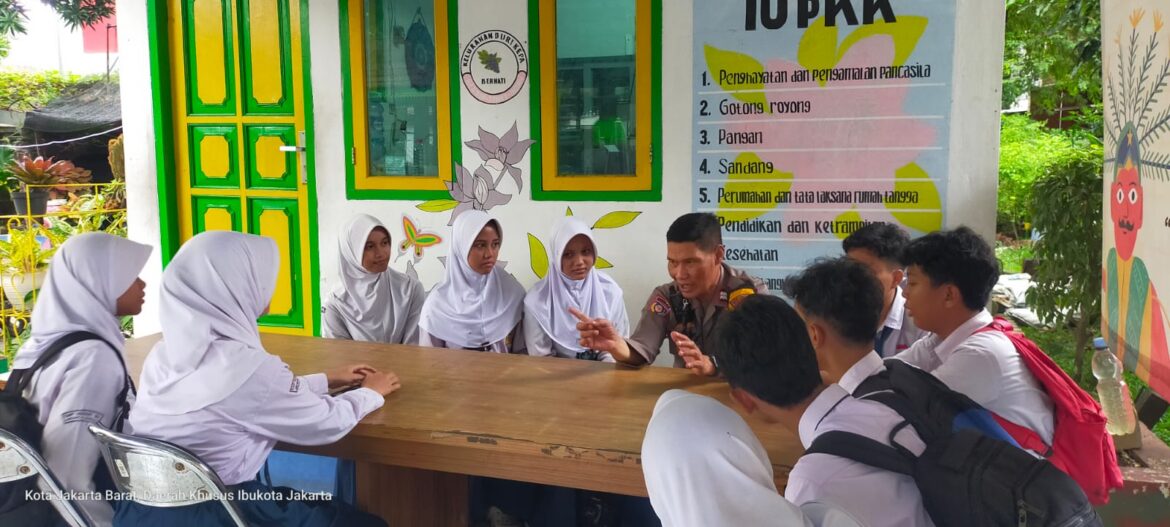 Bhabinkamtibmas Kelurahan Duri Kepa Tanamkan Nilai Disiplin dan Anti Kekerasan Melalui Police Goes To School di SMPN 191