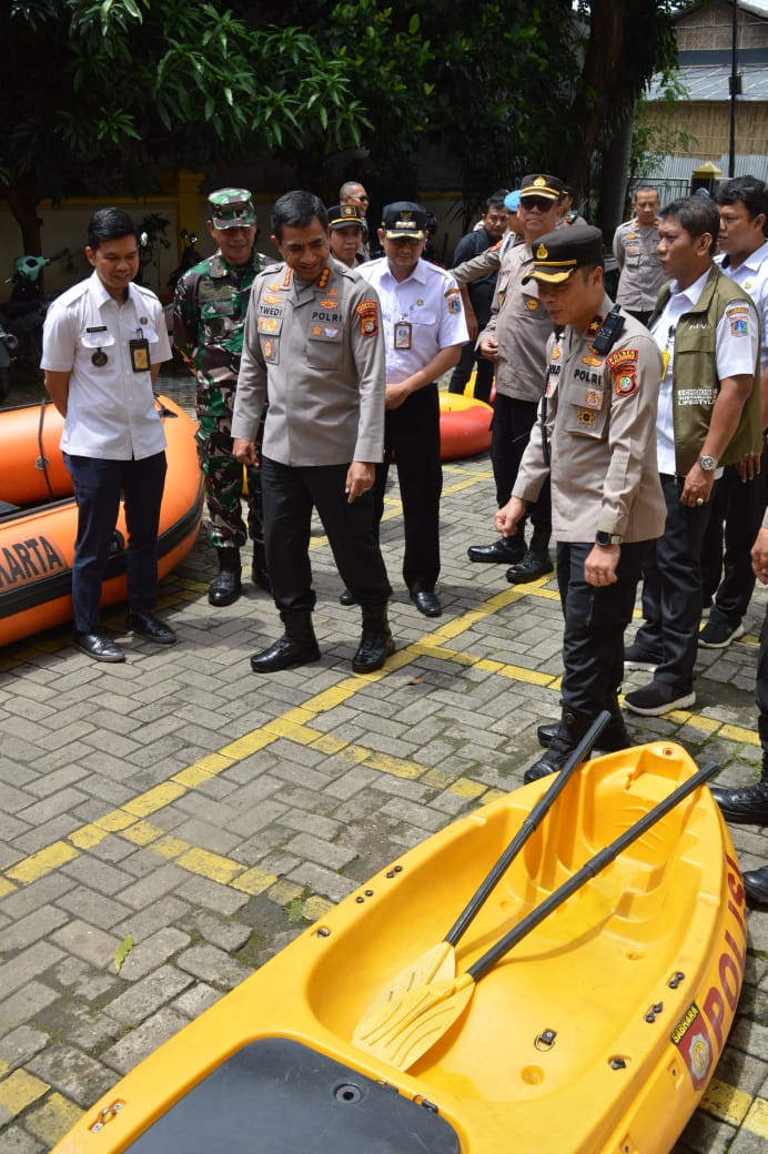 Kapolres Metro Jakarta Barat Cek Kesiapan Posko Siaga Bencana 3 Pilar di Sejumlah Wilayah