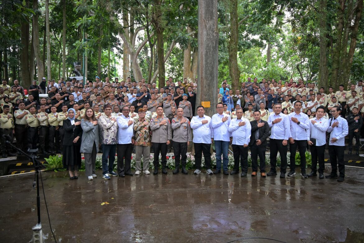 Kapolda Jabar Beri Hadiah Umroh Untuk Polisi Serta Satpam Pada Kegiatan “Ngariung Bareng Sauyunan Jaga Lembur” HUT Satpam ke-45