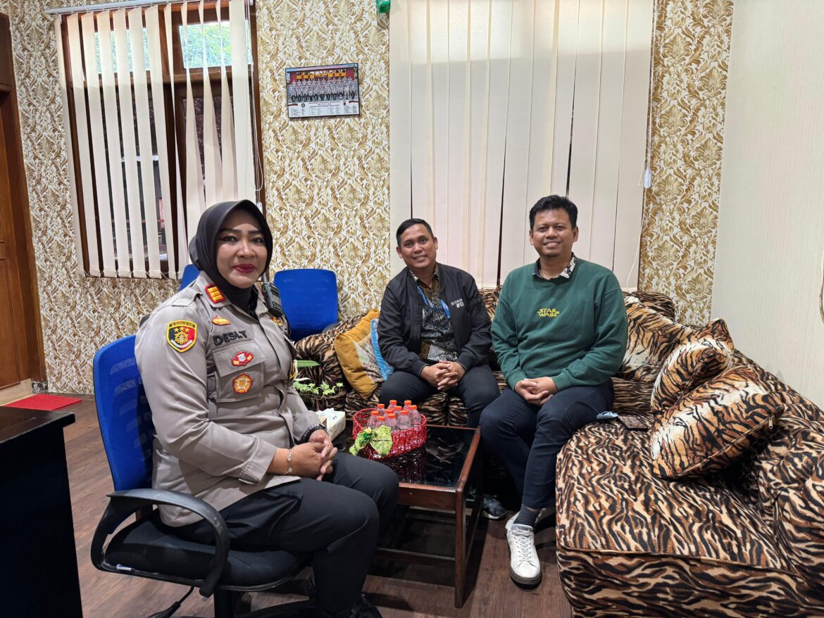 Kapolsek Megamendung Menerima Aduan Masyarakat dalam Melaksanakan Program Jum’at Curhat