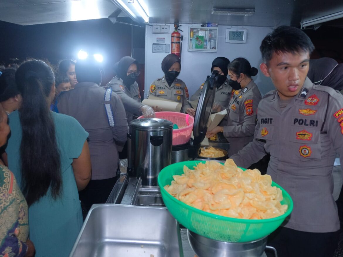 Polda Jabar Hadirkan Kendaraan Dapur Lapangan untuk Warga Terdampak Banjir di Karawang