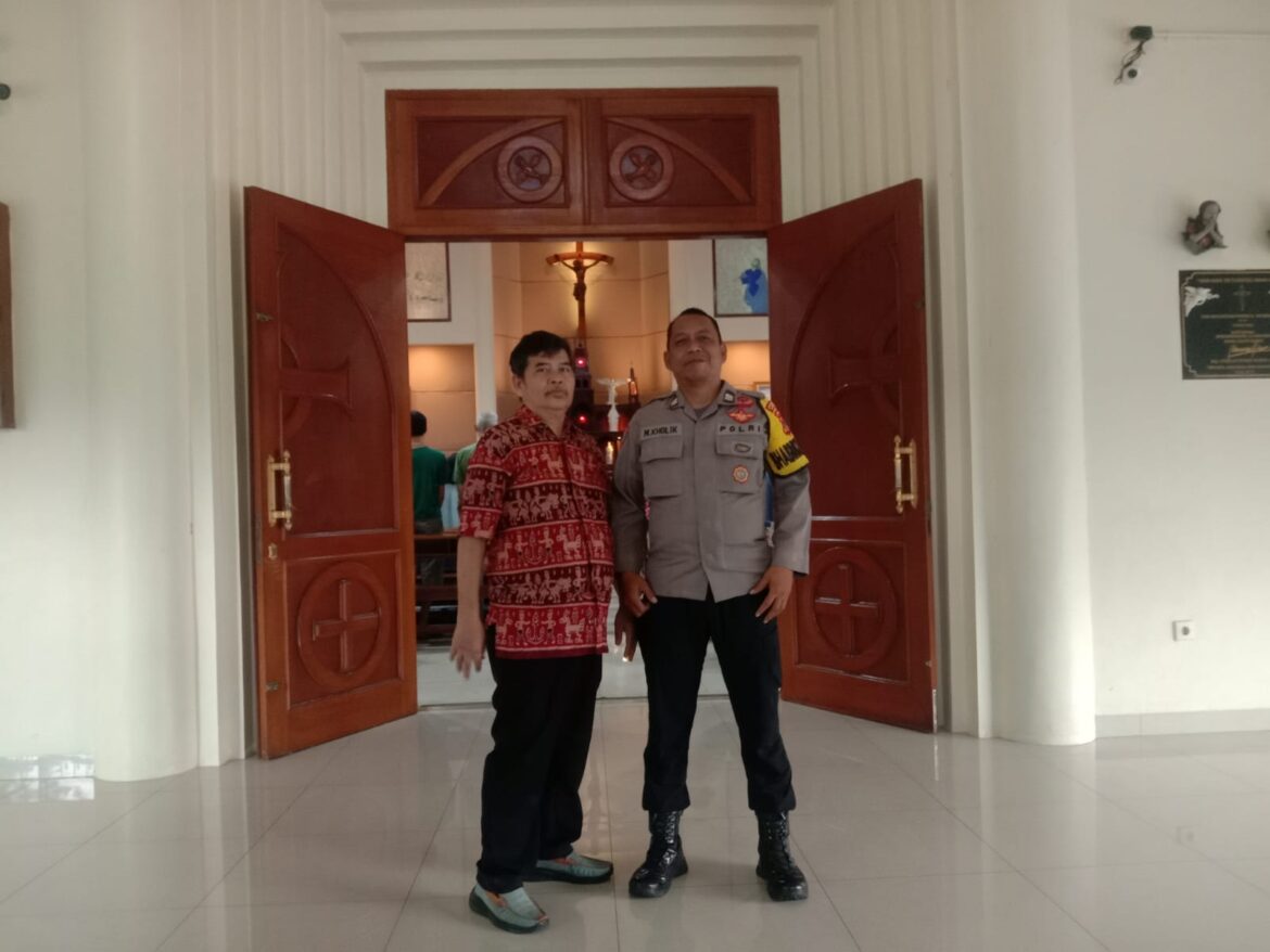Bhabinkamtibmas Giat Pengamanan Gereja Yakobus Rosuul Cipayung Girang