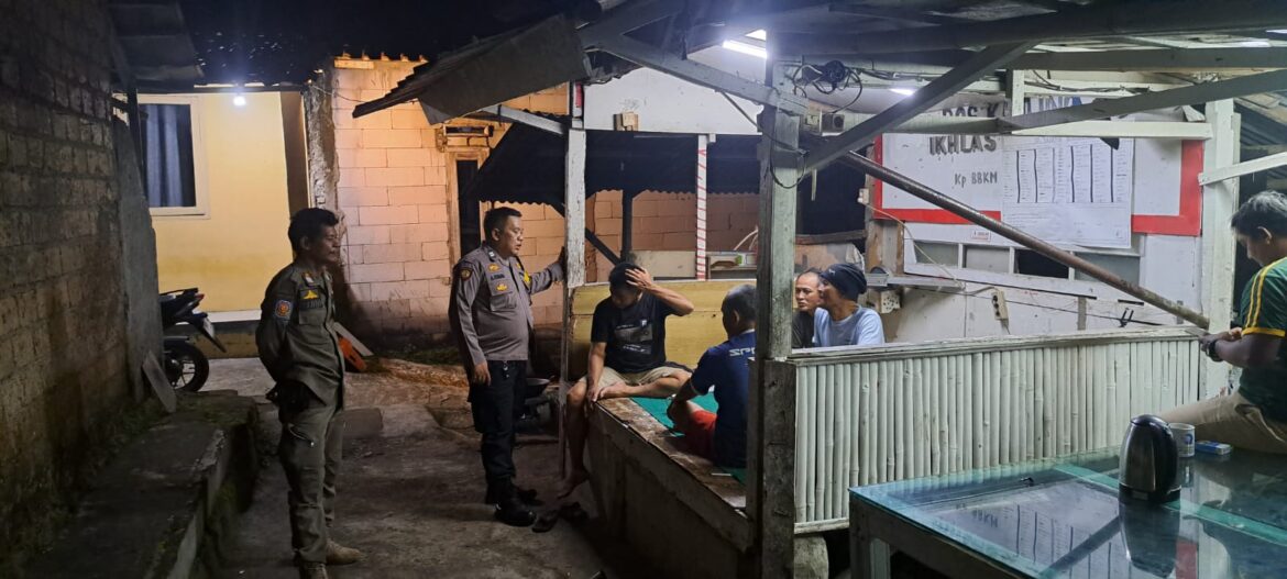 Bhabinkamtibmas Polsek Ciampea Laksanakan Kontrol Ronda Malam, Sampaikan Pesan Kamtibmas kepada Warga