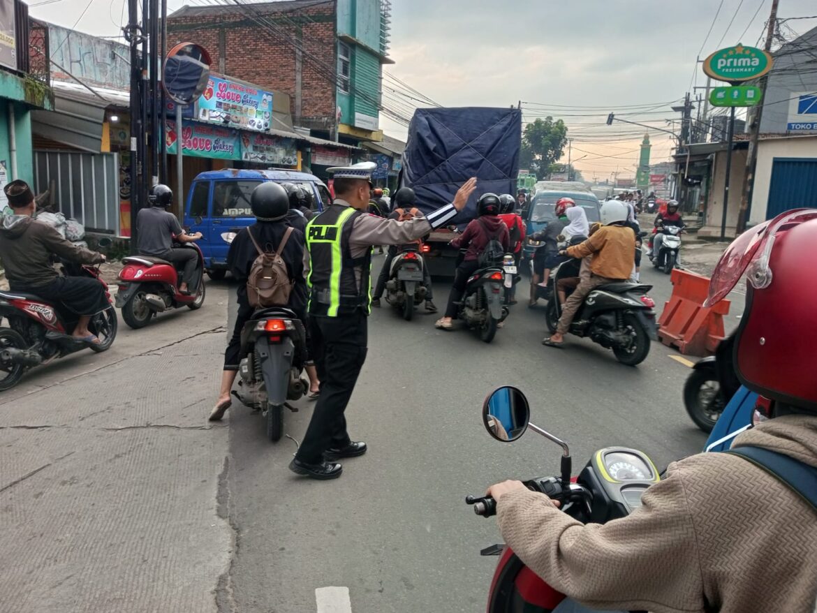 Anggota Polsek Ciampea Polres Bogor Laksanakan Pengaturan Lalu Lintas Pagi Hari