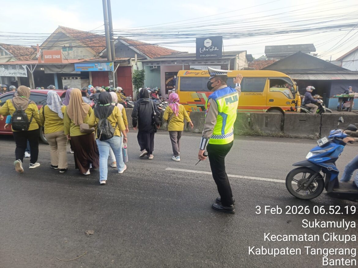 Polsek Cikupa Gelar Pengaturan Lalu Lintas Pagi di Simpang Lampu Merah Cikupa Mas