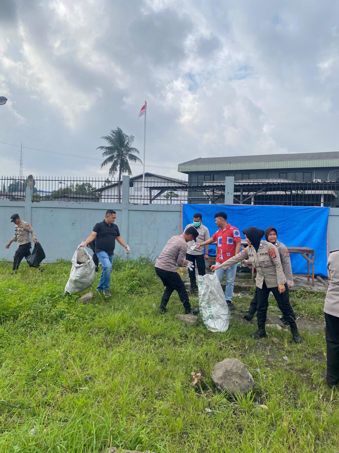 Laksanakan Perintah Presiden, Polresta Tangerang Turun Bersihkan Titik Rawan Sampah