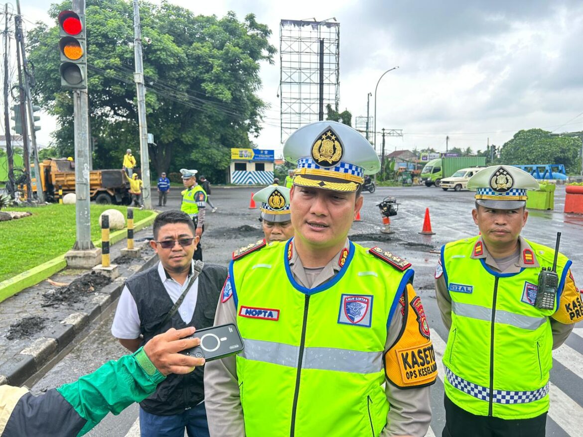 Ops Keselamatan Jaya 2026, Polisi dan PUPR Tambal Jalan Rusak di Sudirman Tangerang