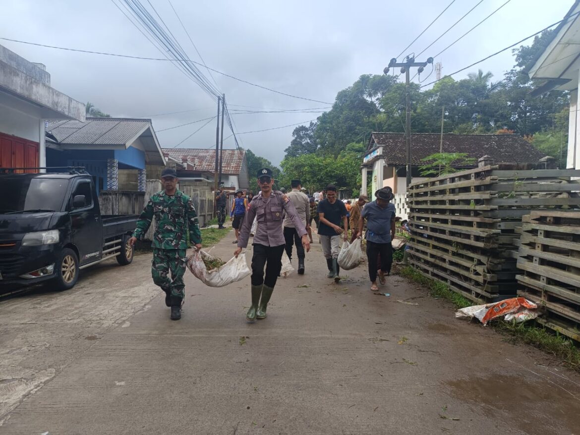 Respons Cepat Polsek Mandalawangi Tangani Ambruknya Jembatan Penghubung Warga