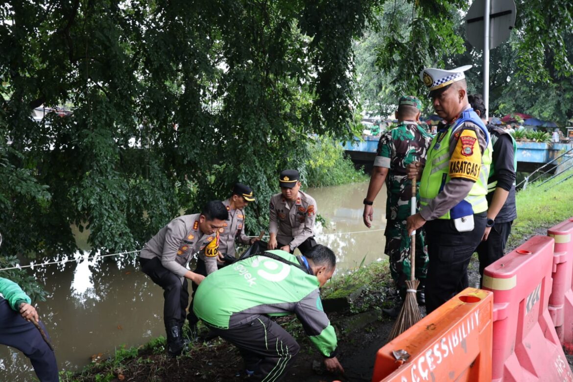 Polresta Bandara Soekarno – Hatta (Soetta) Tangerang Menggelar Kerja Bakti Bertajuk Bersih Serentak Jaya Jayakarta TNI – Polri