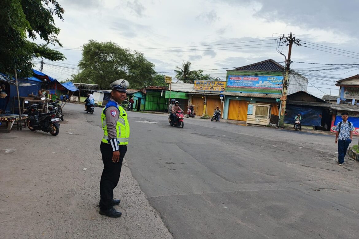 Polsek Kronjo Gelar Strong Point Pengaturan Lalu Lintas, Antisipasi Kemacetan Sore Hari