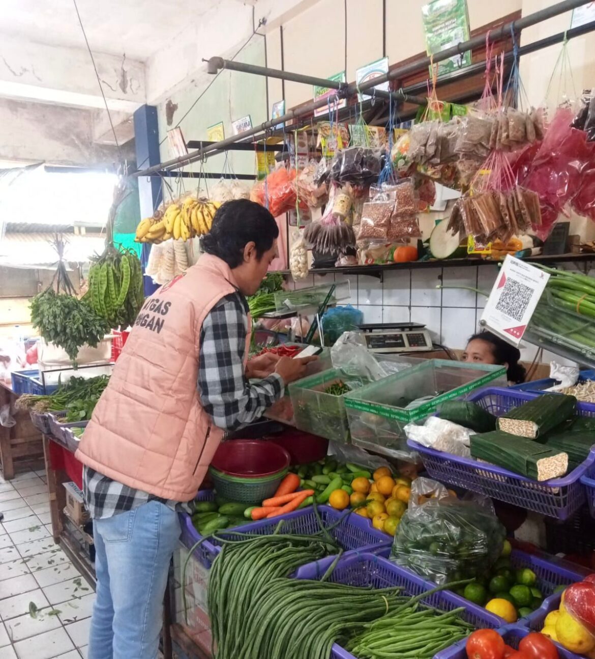 Satgas Saber Pangan Jakarta Barat Cek Harga dan Mutu Bahan Pangan di Pasar Jembatan Dua