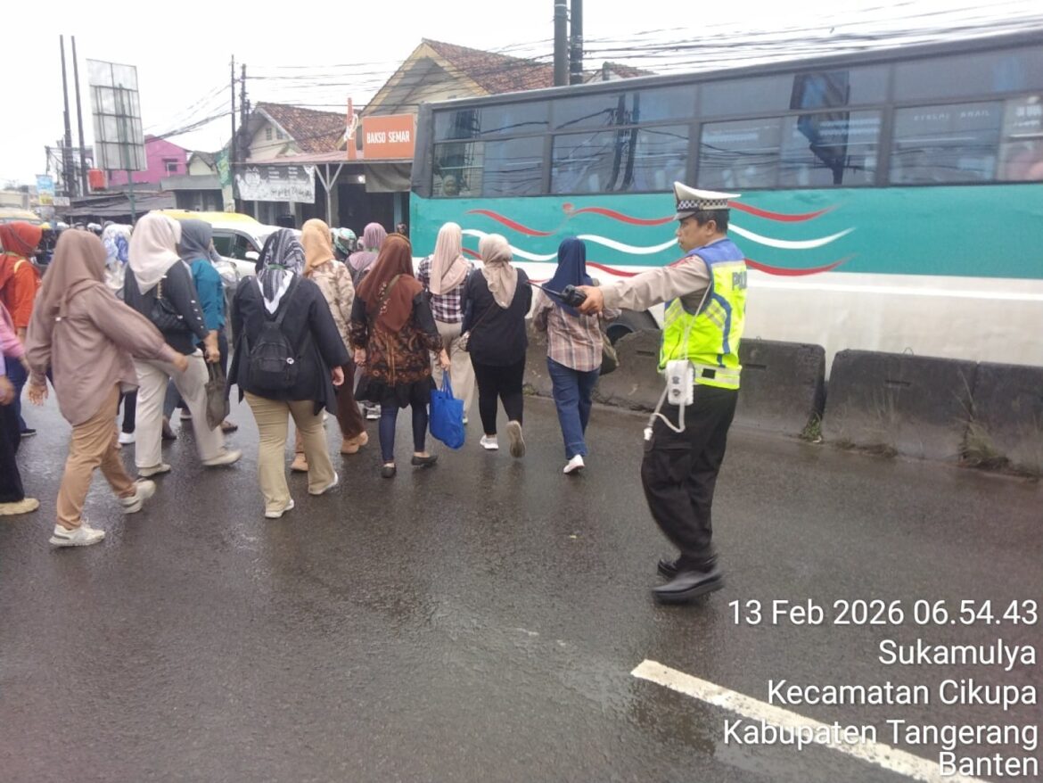 PECAK Pagi, Personel Lantas Polsek Cikupa Laksanakan Pengaturan Arus di Jalan Raya Serang