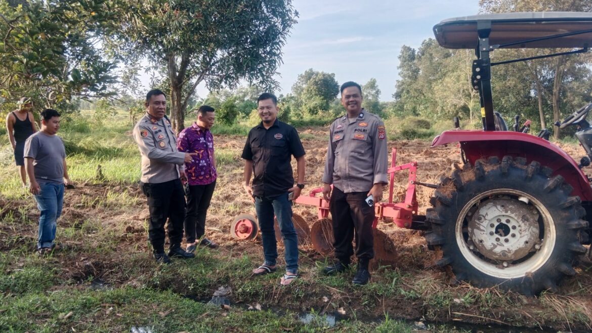 Kapolsek Tigaraksa Cek Progres Tanam Jagung Program 1 Desa 2 Hektar di Desa Pasir Bolang