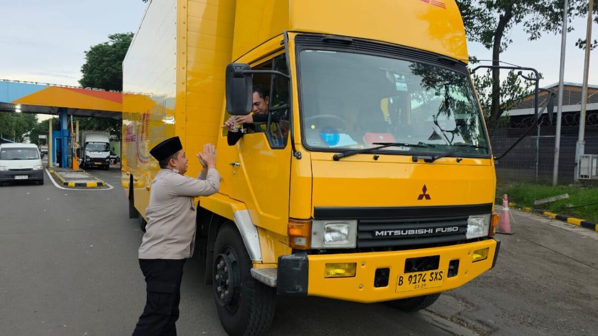 Bakti Ramadhan, Polsubsektor Cargo Bandara Soetta Bagi-bagi Takjil ke Masyarakat