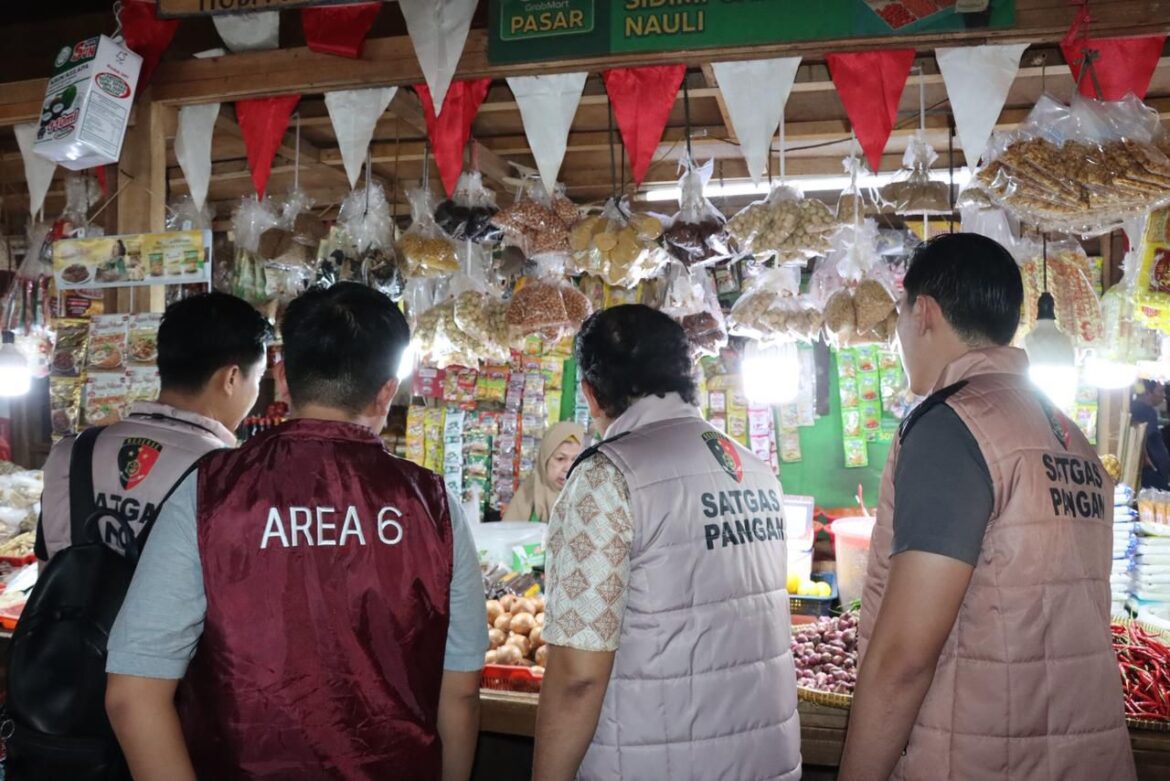 Satgas Saber Pangan Jakarta Barat Cek Harga dan Mutu Bahan Pangan di Pasar Tomang Barat
