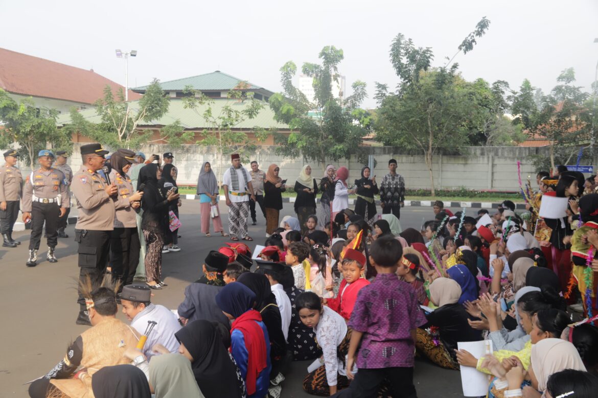 Hari Kartini di Polres: Anak-anak SD Diajak Kenal Polisi dari Dekat