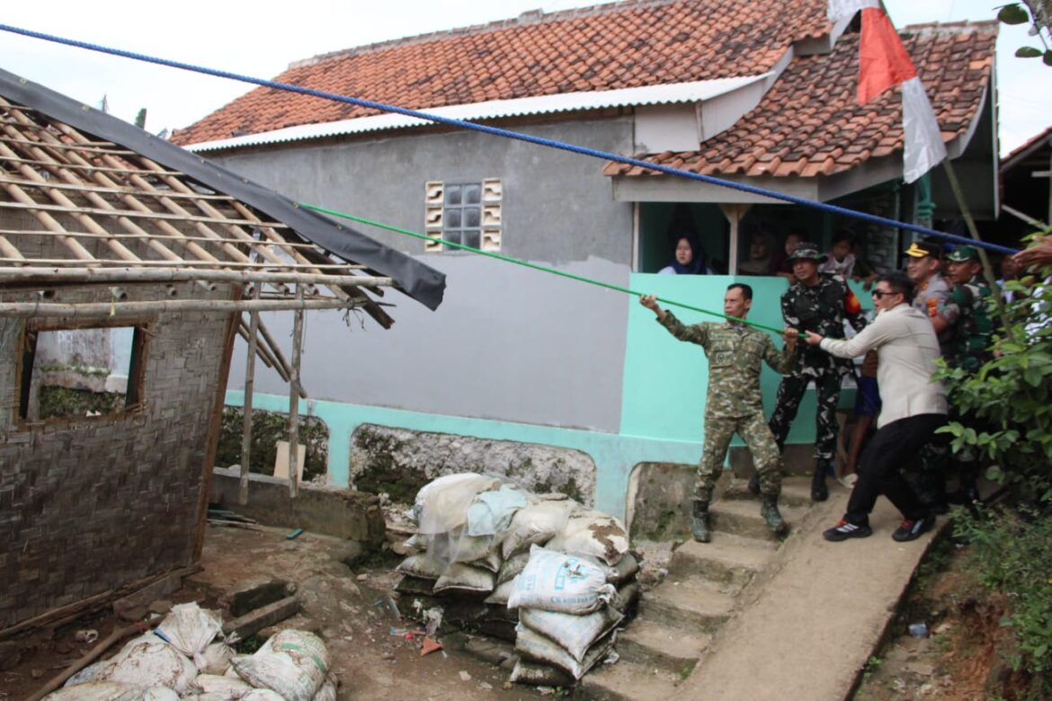 Kodim 0621 bersama jajaran Koramil 0621-18 Cigudeg Melaksanakan Perbaikan bantuan Rutilahu