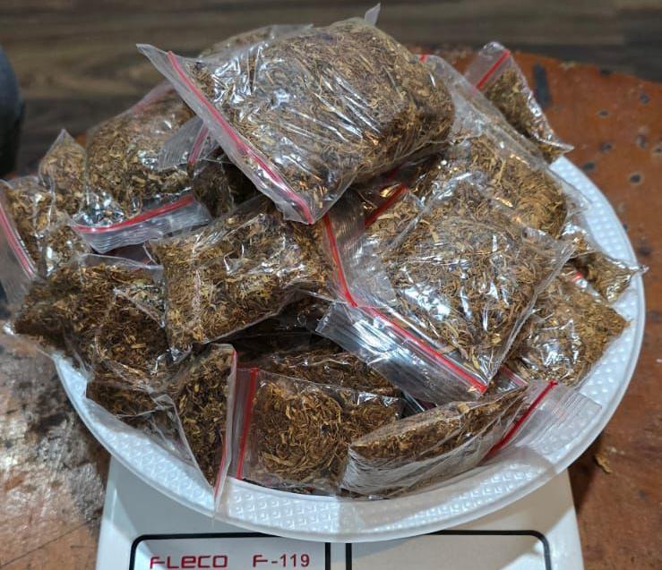 Dua Remaja Yang Bekerja Sebagai Tukang Sortir Barang Di Perusahaan jasa Pengiriman Di Amankan Petugas Satres Narkoba