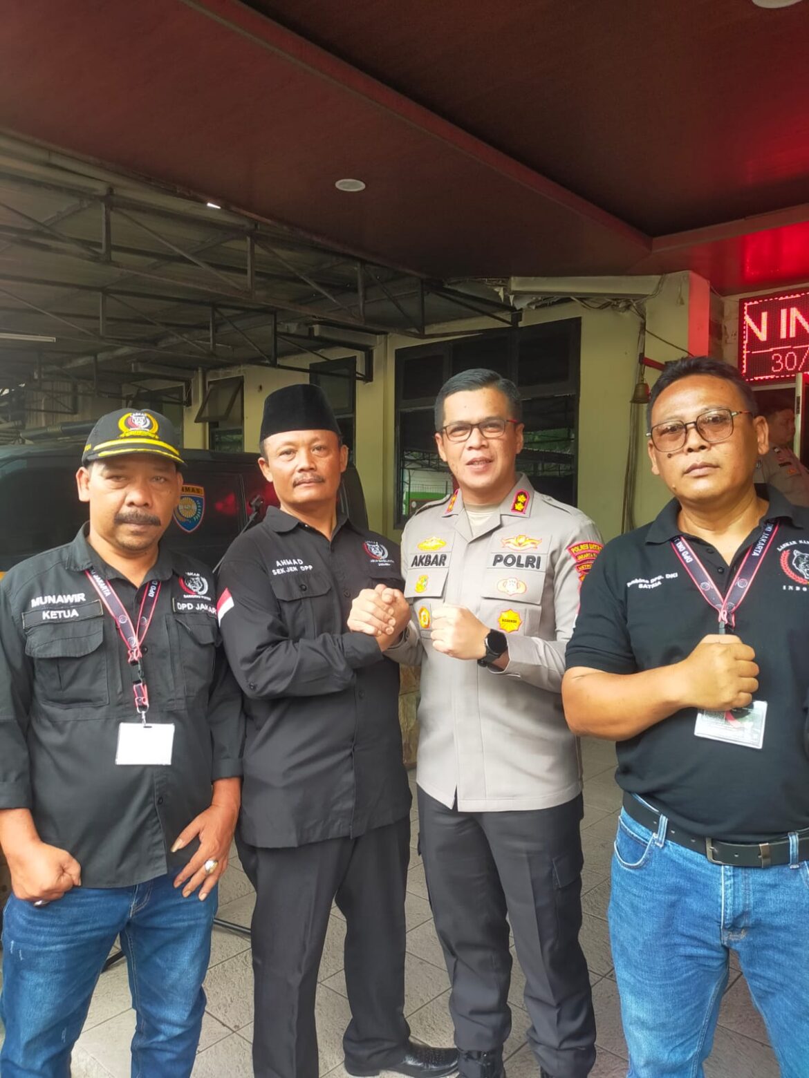 Laskar Sangiduh Putih Apel Gelar Sabuk Kamtibmas di Polsek Cipayung