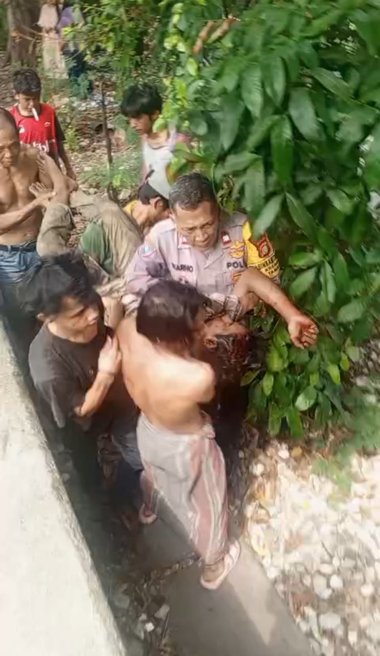 Respons Cepat Bhabinkamtibmas Krendang Polsek Tambora, Warga Terjatuh ke Kali Berhasil Dievakuasi