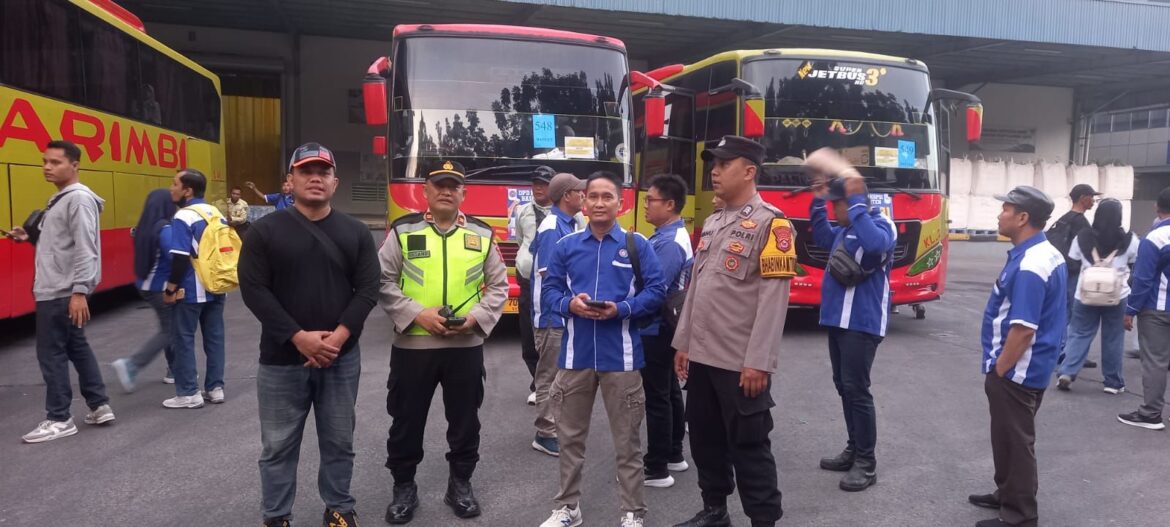Personel Polsek Cikupa Amankan Keberangkatan Buruh KSPSI MJH dari PT Torabika Menuju Monas dalam Rangka May Day 2026