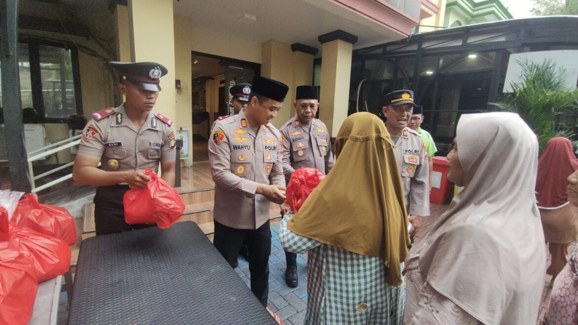 Polsek Tambora Berbagi Kasih, Salurkan Santunan untuk Para Janda di Wilayah Angke
