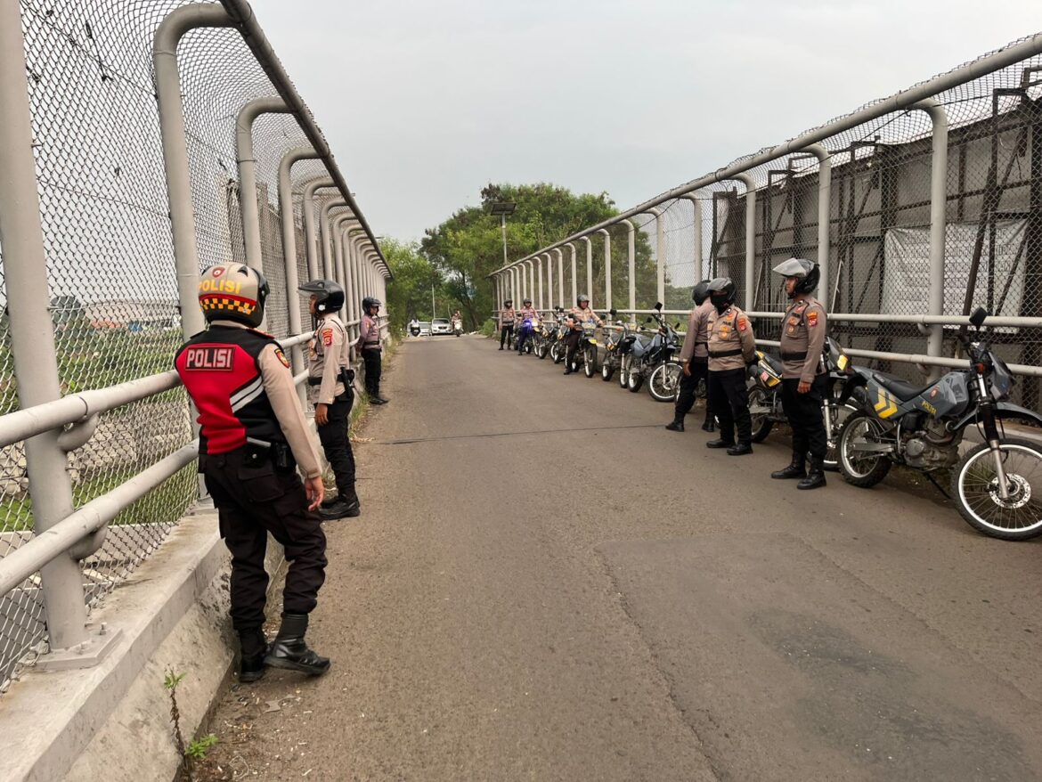 Amankan Bus Massa Buruh, Satsamapta Polresta Tangerang Patroli JPO