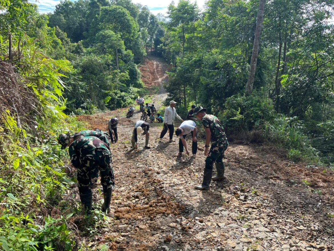 Gotong Royong TMMD 128 Kodim 0621 Kabupaten Bogor-Masyarakat Percepat Infrastruktur Desa Banyuasih
