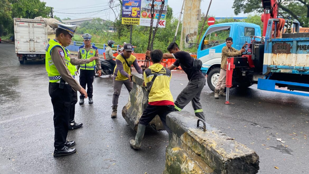 Satlantas Polres Metro Tangerang Kota Pasang Barrier Beton di Jembatan Bayur, Cegah Kecelakaan