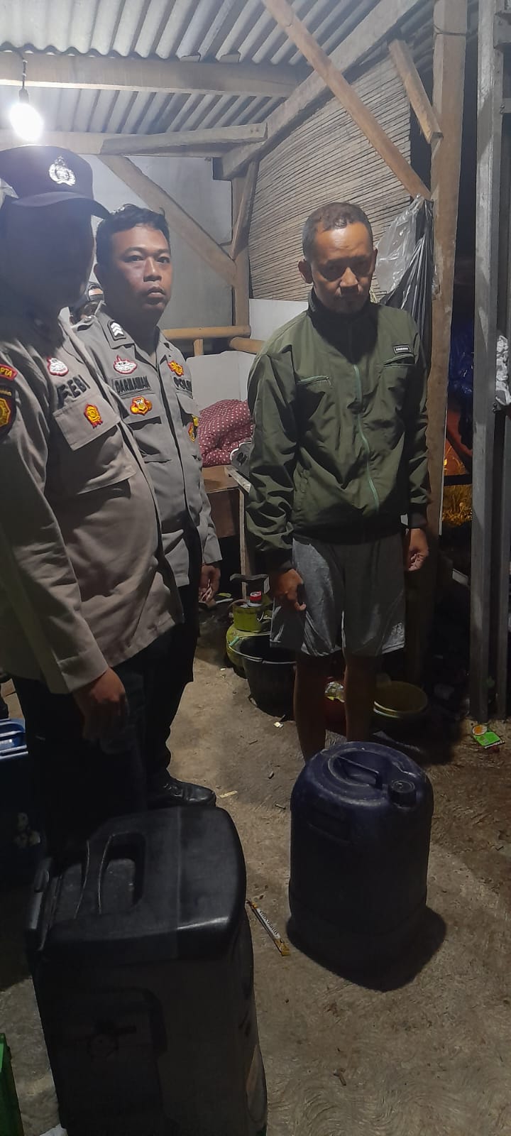 Respon Cepat Laporan Warga, Polsek Cikeusal Sita Belasan Liter Miras dan Tuak