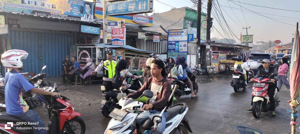 Polsek Panongan Gelar PECAK dan Strong Point di Pasar Panongan, Arus Lalin Pagi Hari Terkendali