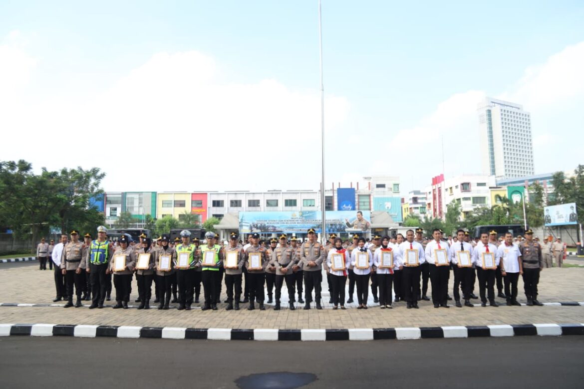 Kapolres Metro Tangerang Kota Pimpin Upacara Penghargaan 25 Personel Berprestasi