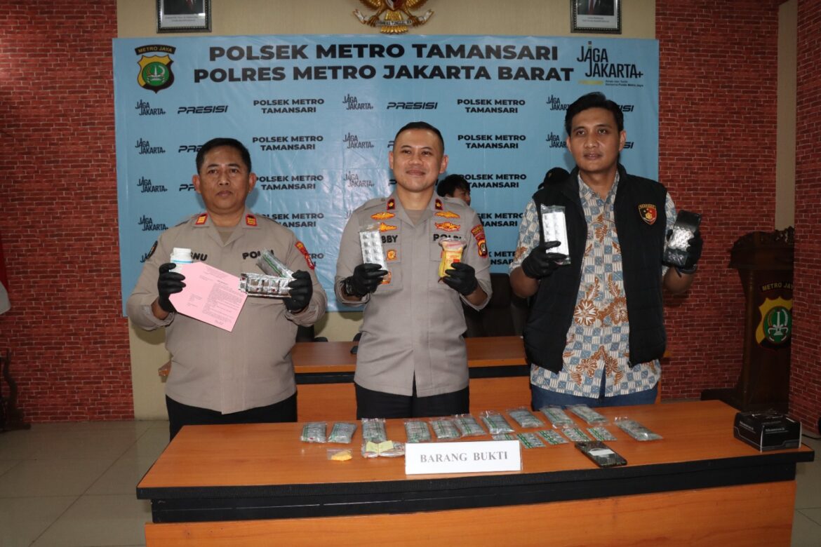 Polsek Metro Tamansari Bongkar Peredaran Obat Keras Berkedok Toko Kosmetik