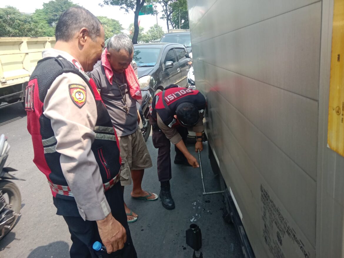 Patroli Samapta Polsek Kalideres Sigap Bantu Pengemudi Truk Box Pecah Ban