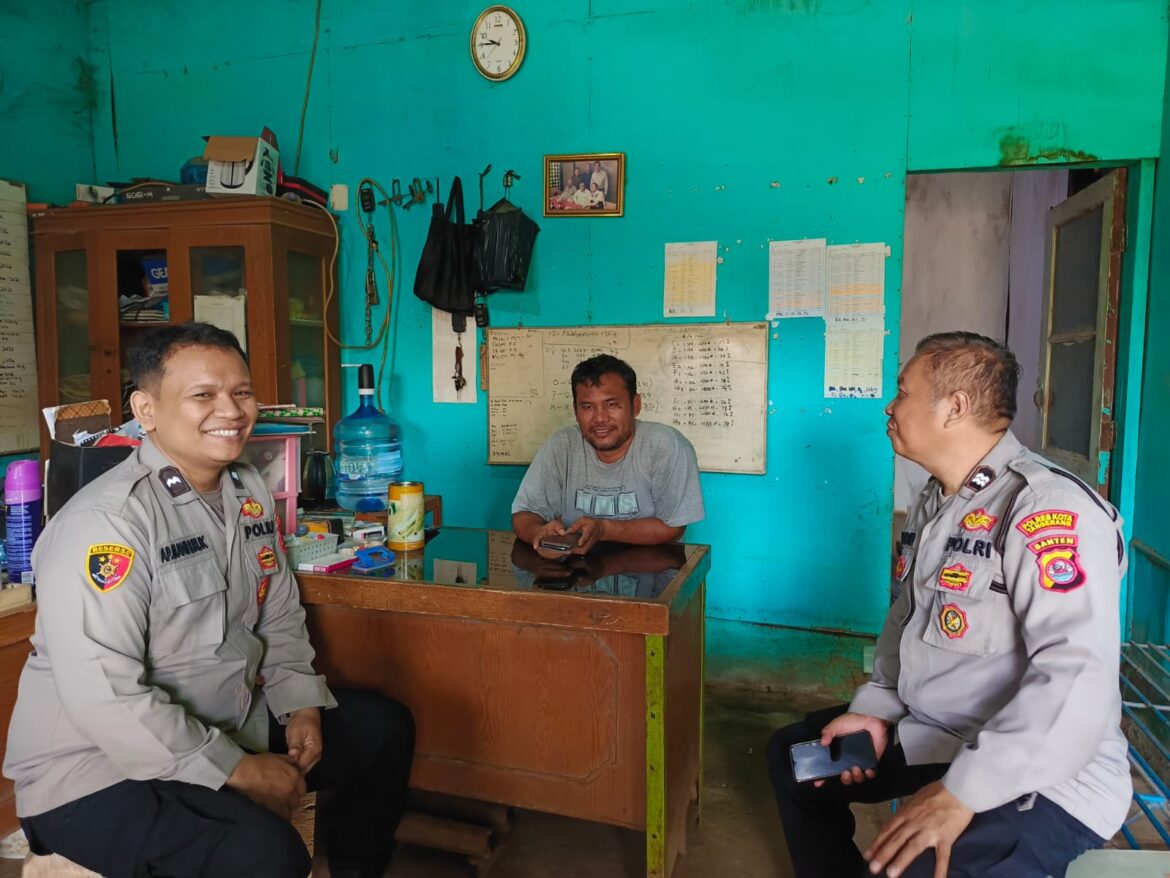 Personel Polsek Panongan Sambang Warga dan Sosialisasikan Layanan 110 di Desa Mekar Jaya