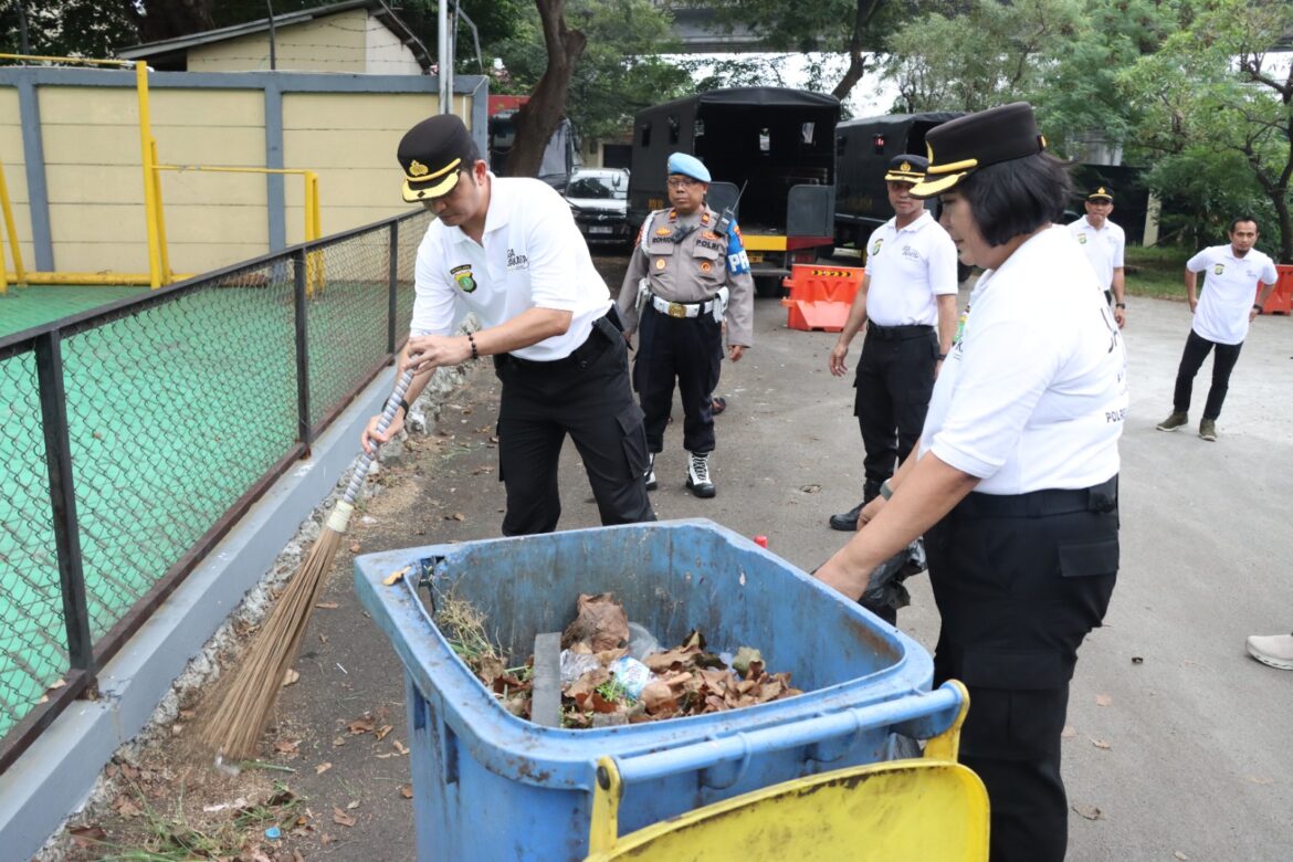 Budayakan Lingkungan Bersih, Polres Metro Jakarta Barat Gelar Apel Pencanangan Jaga Jakarta Bersih dan Asri secara serentak