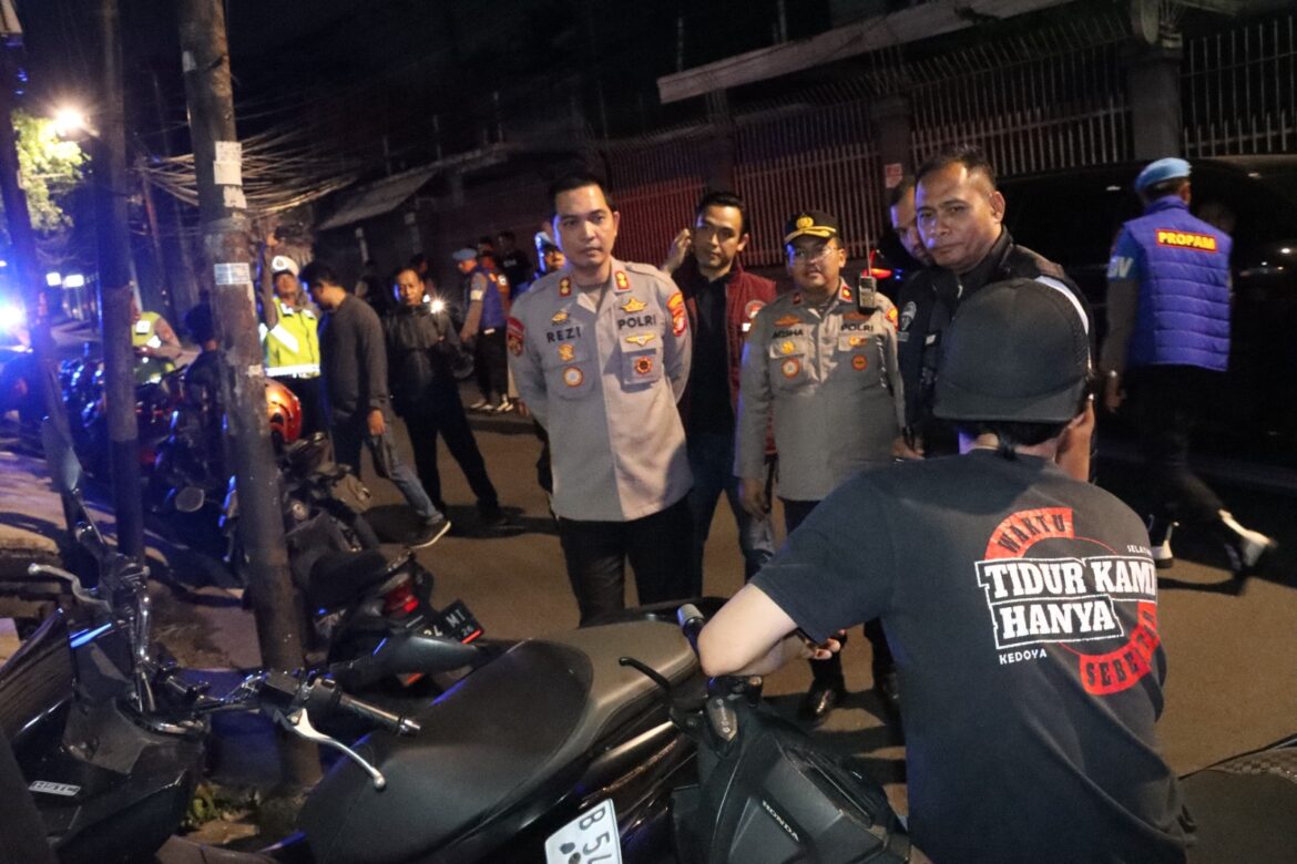 Wakapolres Jakbar Pimpin Patroli Mobile dan Razia Kejahatan Jalanan Dini Hari
