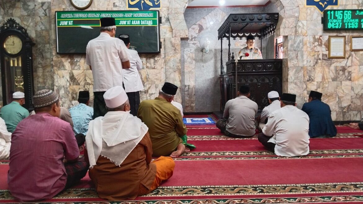 Kegiatan Jum’at Keliling (JUMLING) Dalam Rangka Jum’at Curhat Oleh Kapolsek Batuceper Kompol Gunawan Di Mesjid Jami Darusalam