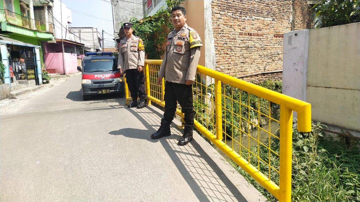 Polsek Cikupa Cek Kondisi Jembatan di Desa Talaga, Pastikan Aman Dilintasi Warga