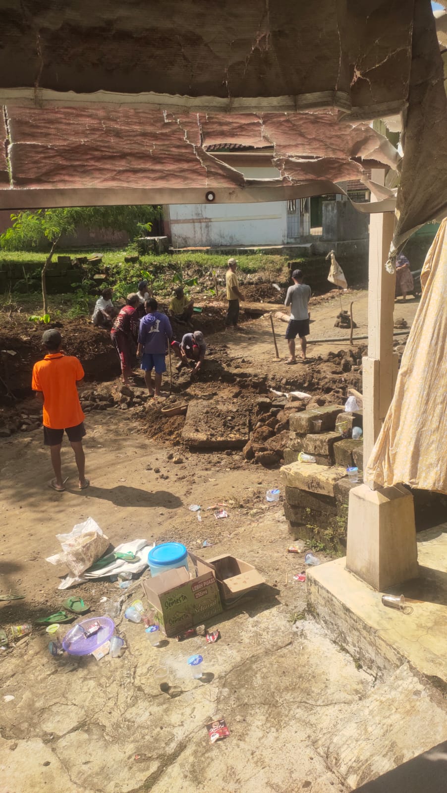 Kecewa Tak Tersentuh Pembangunan, Warga Cipanengkas Sukabumi Swadaya Perbaiki Jalan Menuju Curug Banteng