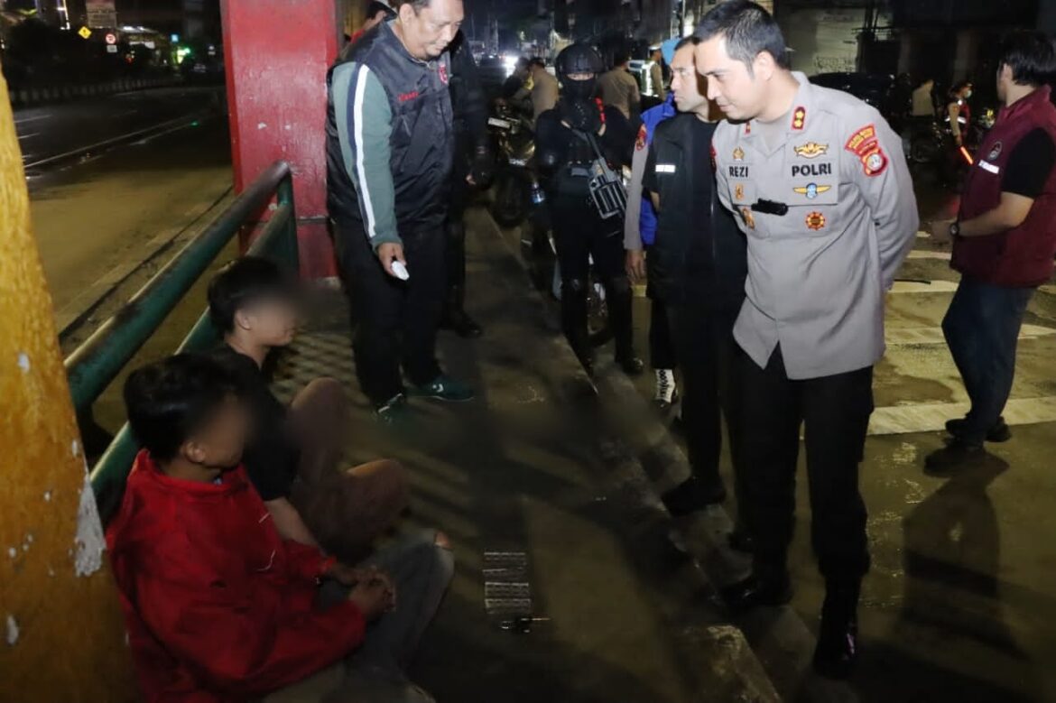 Wakapolres Jakbar Pimpin Razia dan Patroli Mobile, Dua Orang Pembawa Obat Terlarang Diamankan