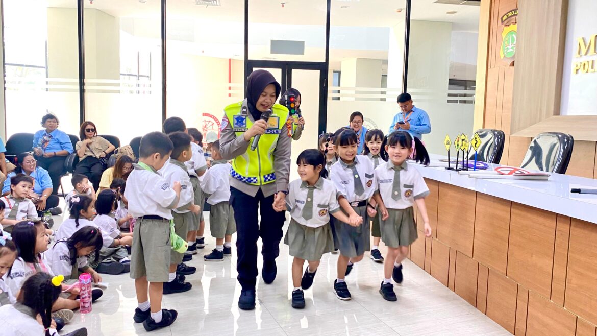 Belajar Tertib Berlalu Lintas Sejak Dini, Murid TK Perguruan Buddhi Kunjungi Polres Metro Tangerang Kota